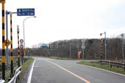 開運橋を渡って右手に道々763号線の分岐を見る