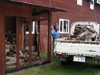 薪小屋に薪を入れる