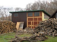 扉も完成していた手作り小屋
